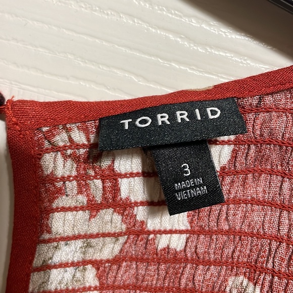 Super cute torrid long sleeve keyhole back blouse! Perfect for fall!! - Picture 2 of 3